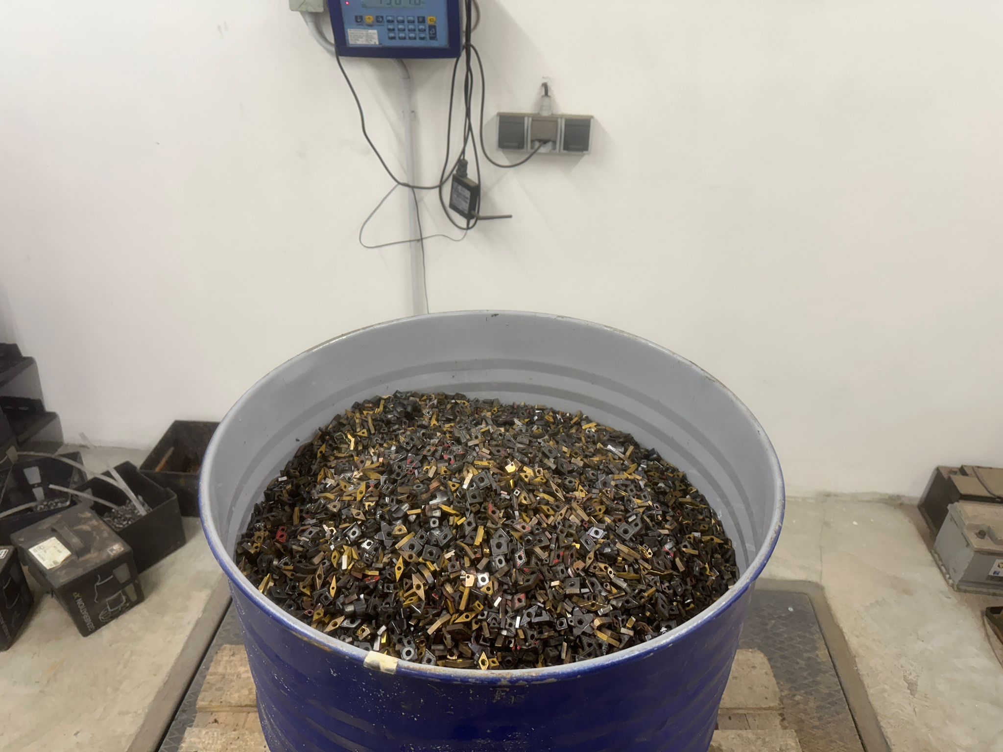 Detail směsi různých typů tvrdokovových destiček