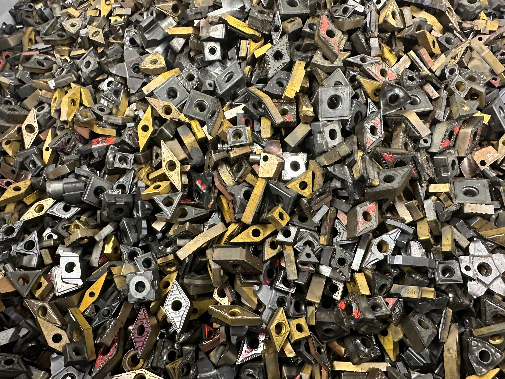 Nádoba s větším množstvím tvrdokovových plátků