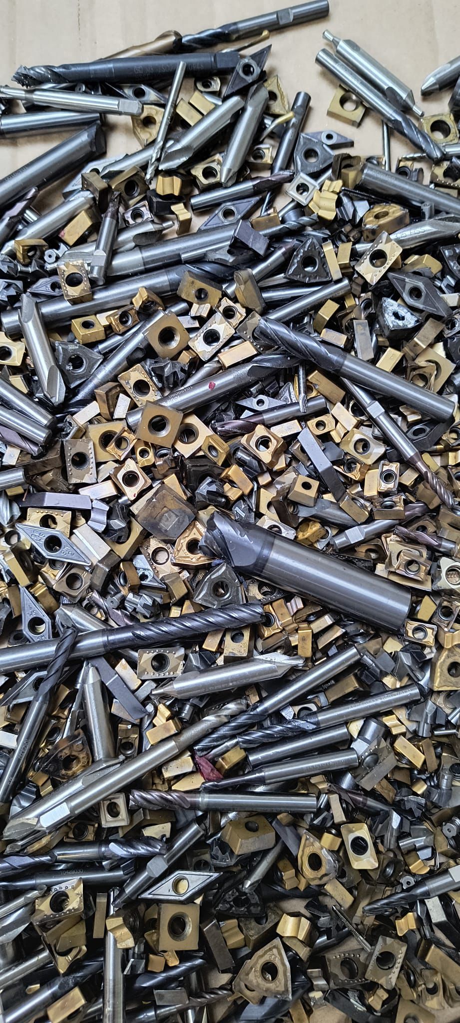 Směs tvrdokovových vrtáků, fréz a destiček připravených k výkupu