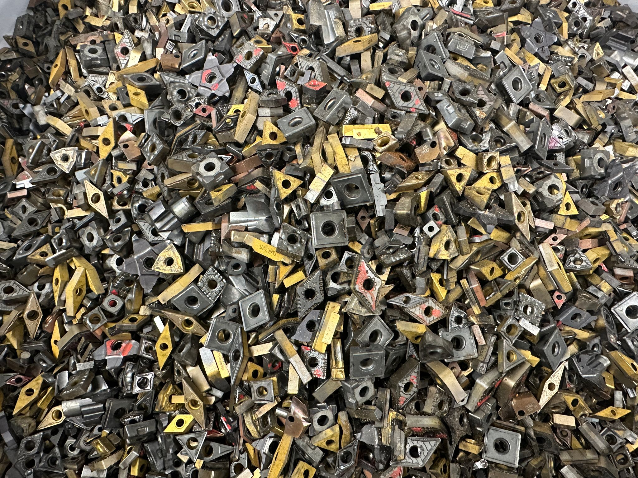 Tvrdokovové destičky v kovošrotu připravené na další zpracování