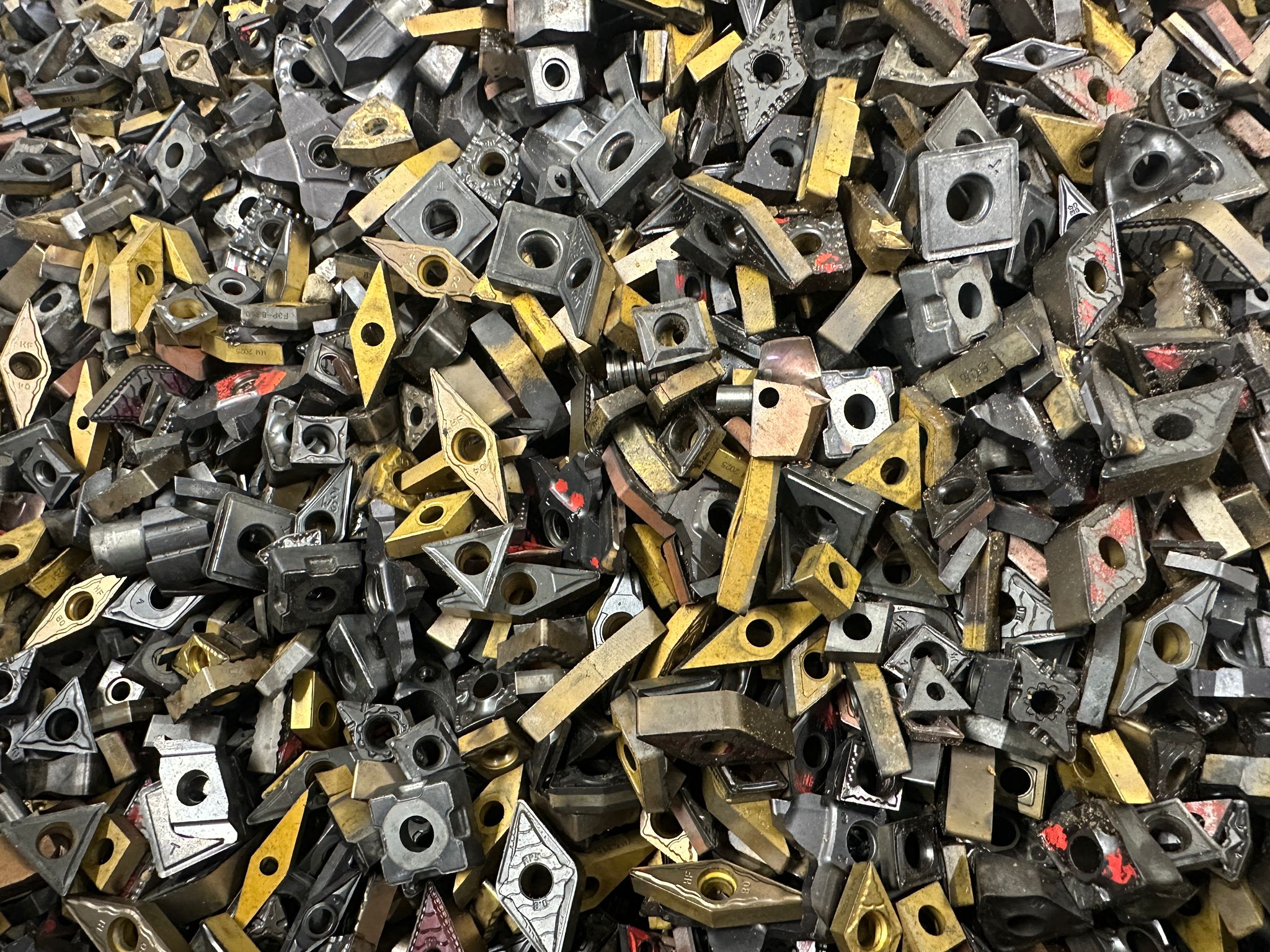 Celkový pohled na sud s tvrdokovem na paletě